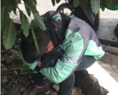 Sial!!! Driver Ojol Kehilangan Motor Setelah Isap-isap Payudara Penumpang Cantik