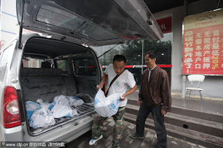 &#91;GOKIL&#93;Orang ini beli mobil pake koin recehan gan ! :matabelo 