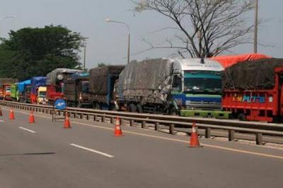 Cuma di Indonesia! Truk Masuk Jalan Tol pun Masih Kena Palak Preman