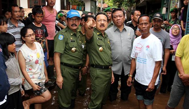 ada-warga-nonton-banjir-jakarta-sambil-narsis