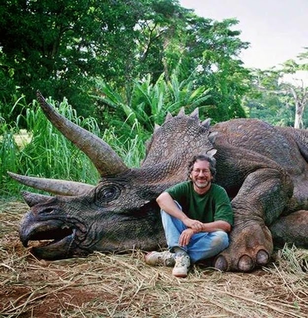 Sekelompok Orang di FB Percaya dan Meyakini bahwa Steven Spielberg Bunuh Dinosaurus