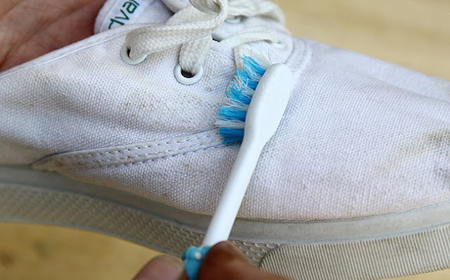 Tips ampuh membersihkan Sneakers putih dan Suede