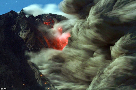 Foto-Foto Dahsyatnya Letusan Erupsi Gunung Sinabung