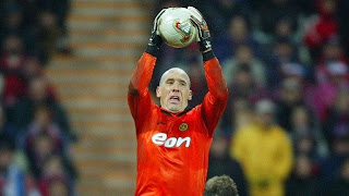 5 pemain sepakbola selain kiper yang pernah ditunjuk dadakan untuk jadi kiper