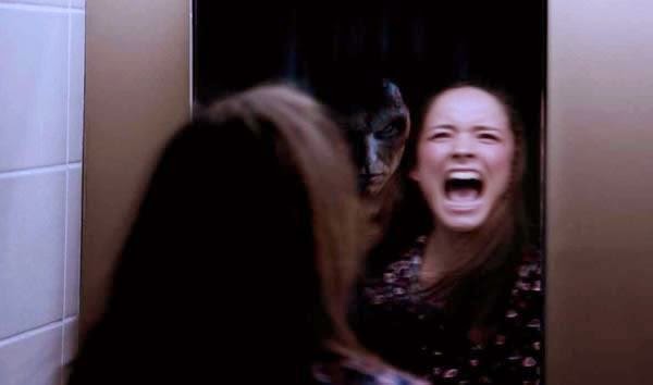Jangan Lakukan 4 Hal Ini, Atau Kamu Akan Memanggil Hantu Secara Tidak Sengaja