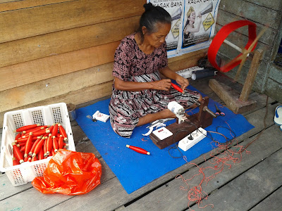 menengok uniknya gang pertenunan,pusat produksi sarung sutra samarinda