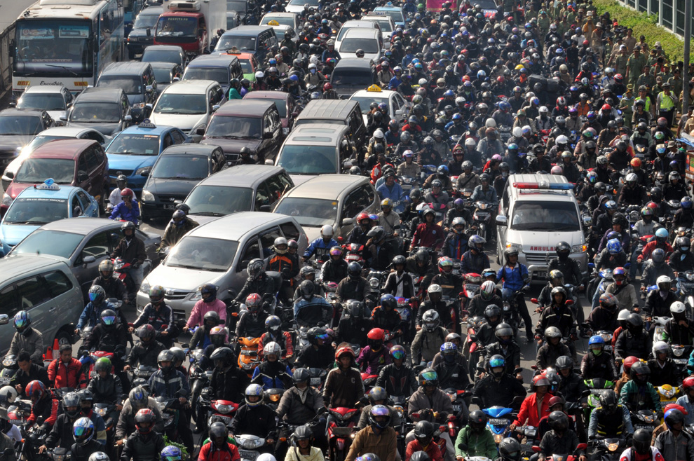 Suatu Sore di Perempatan Lampu Merah - 2