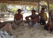 Tradisi Tidur di Pasir di Tanah Madura