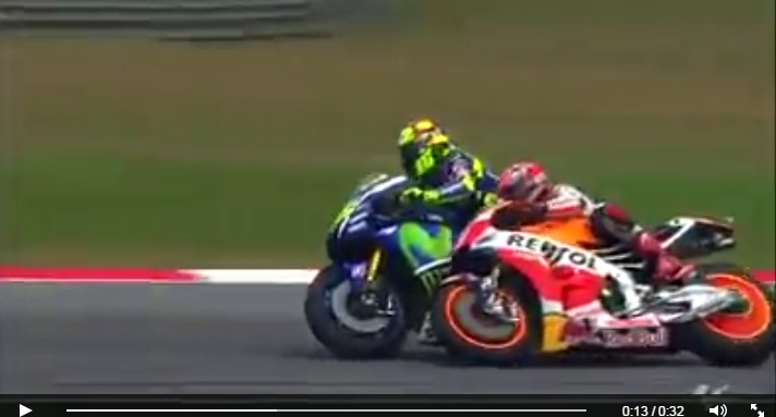 Inilah Video Detik-detik Saat Rossi Tendang Marquez di Sepang