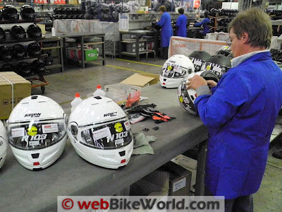 PROSES PEMBUATAN HELM STANDAR MOTOGP