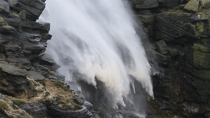 Air Terjun Yang Mengalir ke Atas