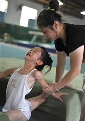 serem....Ngeri Liatnya gaaan, Ini Latihan Senam Atau Nyiksa Anak?