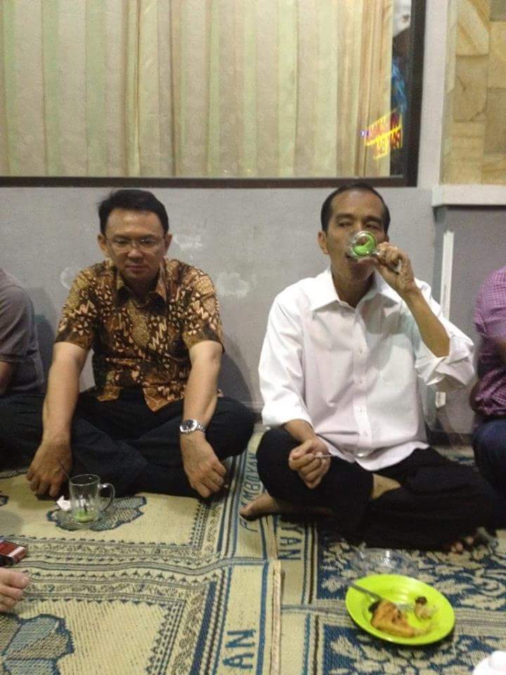 Jokowi Tetap Nekat Blusukan Pakai Sepatu Pantofel di Tengah Guyuran Hujan Deras