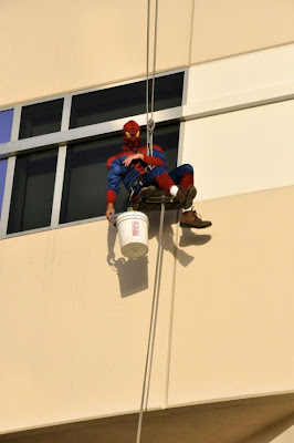 Saat Superhero Menjadi Petugas Kebersihan Demi Mereka