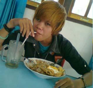 justin-bieber-tertangkap-basah-makan-di-warteg