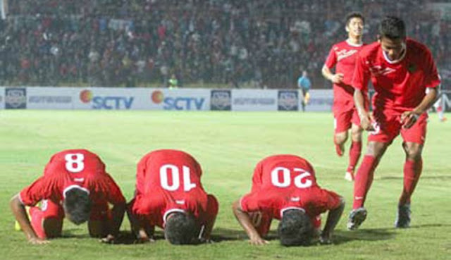  Sujud Syukur ala Pemain-Pemain Top Eropa, Bentuk Dakwah Pemain Sepakbola ?