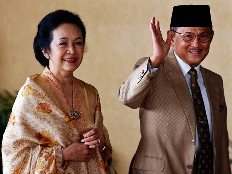 Mengenal Sosok Sang Jenius BJ Habibie