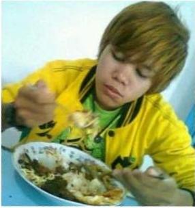 Justin Bieber Tertangkap Basah Makan di Warteg ! 