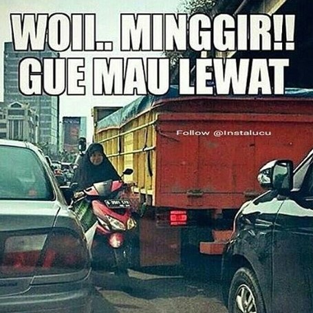 Ini Nih Kebiasaan Buruk Wanita Saat Naik Motor, Setuju?