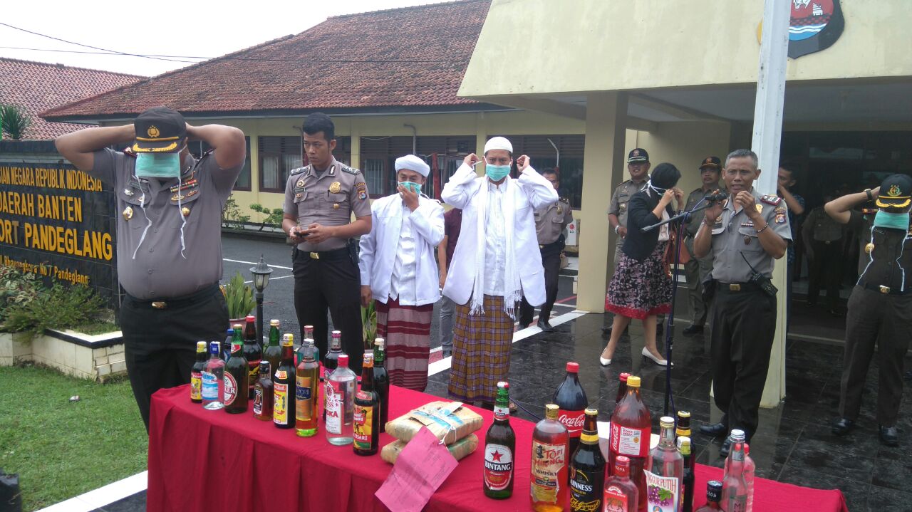 Polres Bersama FPI Musnahkan Miras Dan Ganja Di Pandeglang Banten