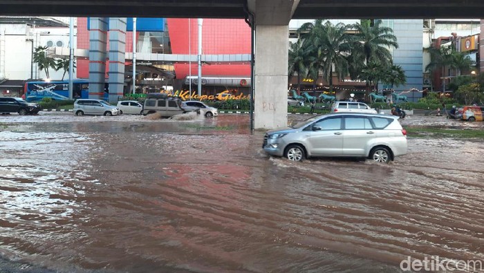 anies-klaim-banjir-sudah-surut-faktanya-kawasan-kelapa-gading-masih-tergenang-air