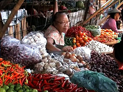 Tak Taati Instruksi Bupati, Mama-Mama Berjualan Disweeping