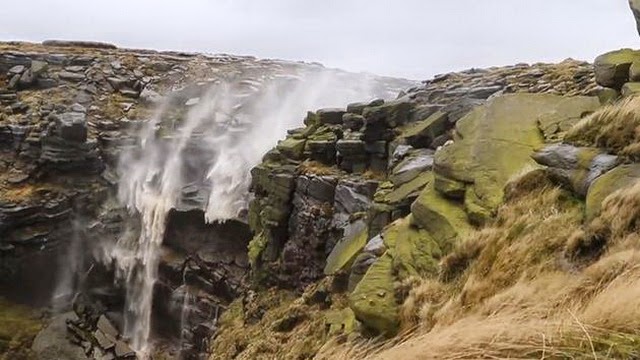 Air Terjun Yang Mengalir ke Atas