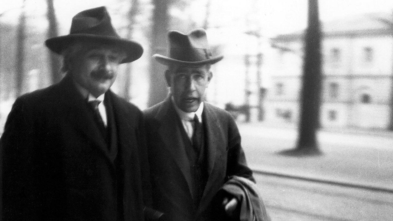 apakah-einstein-se-ateis-sthephen-hawking