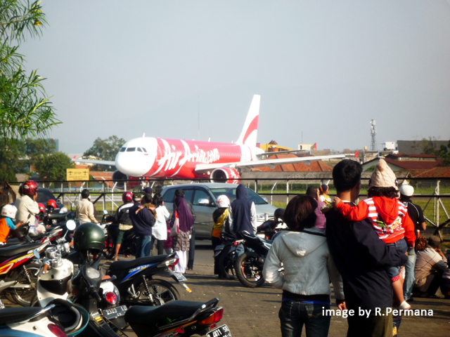 Nonton Pesawat Terbang Gratis di Bandara Husein Sastranegara