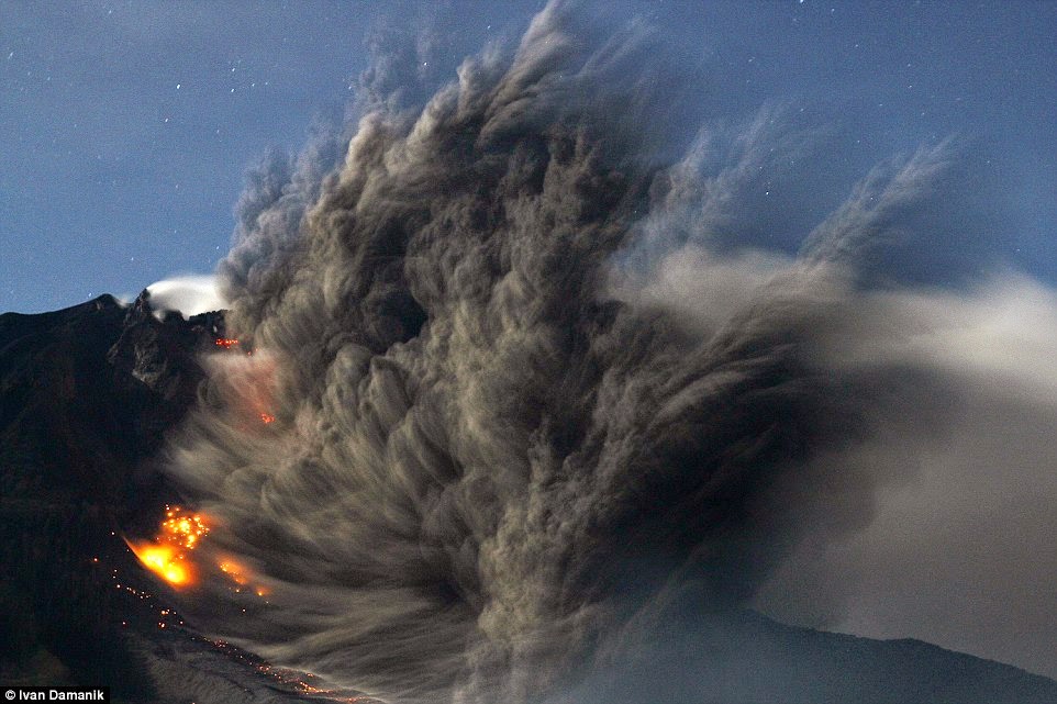 Foto-Foto Dahsyatnya Letusan Erupsi Gunung Sinabung