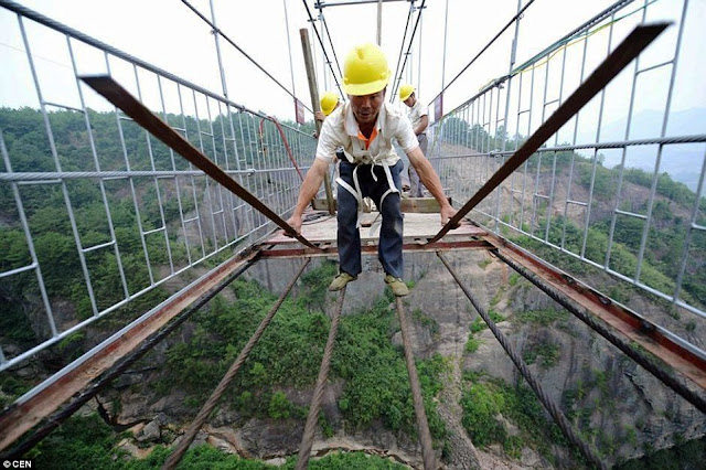 &#91;UNIK&#93; Jembatan Gantung Berlantai Kaca Terpanjang di Dunia