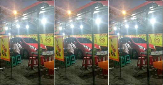 Begini Akibatnya Jika Parkir Sembarangan, Sebuah Mobil Terjebak Di Tenda Warung Makan