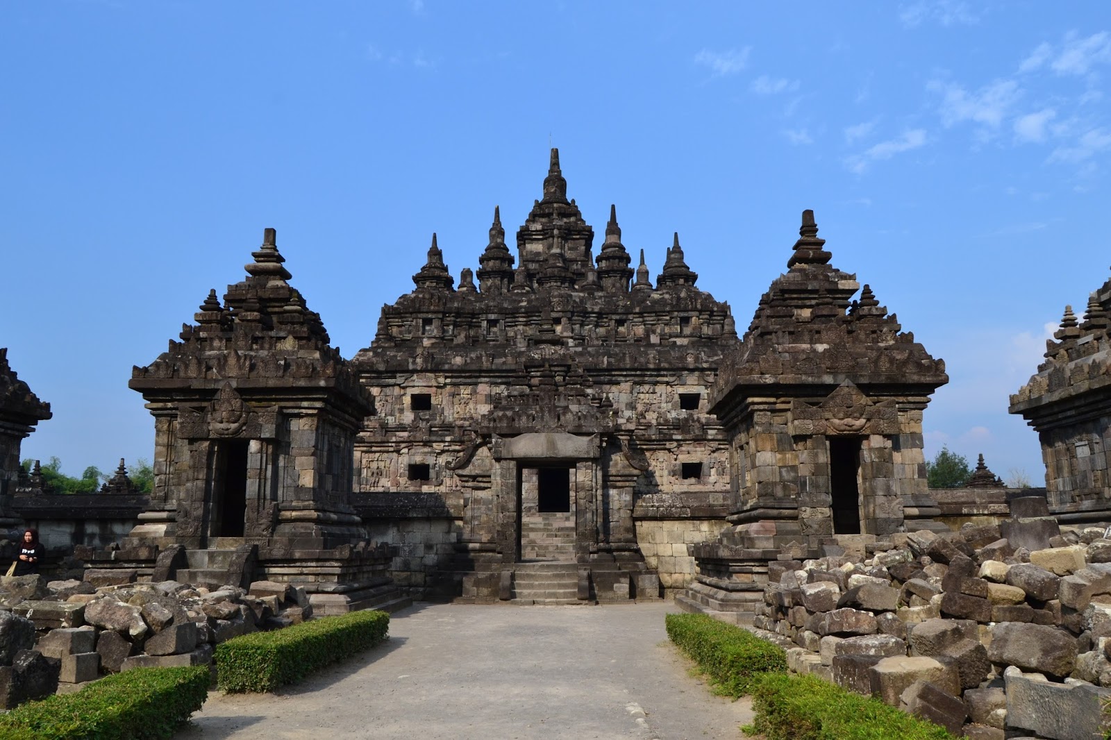 Ada Candi yang menarik, cocok untuk Prewedding lho