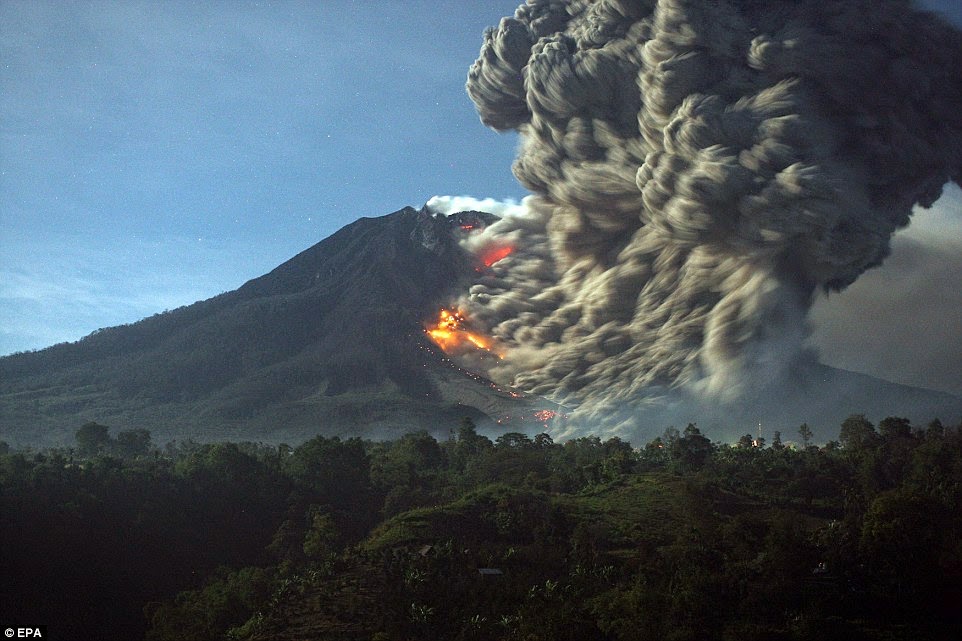 Foto-Foto Dahsyatnya Letusan Erupsi Gunung Sinabung