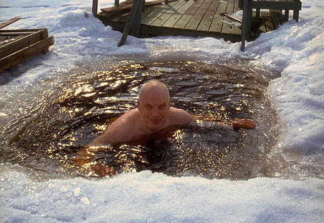 Tradisi Unik Di Finlandia, Berani Coba Berenang di Air Sedingin Es ? Manfaatnya..