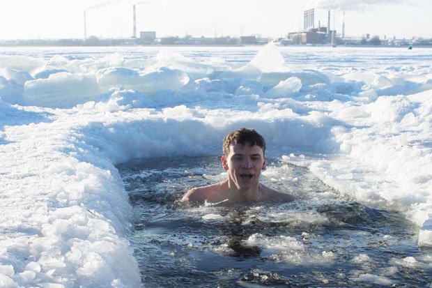 tradisi-unik-di-finlandia-berani-coba-berenang-di-air-sedingin-es--manfaatnya