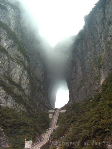 Mengenal Lebih Dekat (Heaven's Gate Mountain) : Pintu Langit Di China