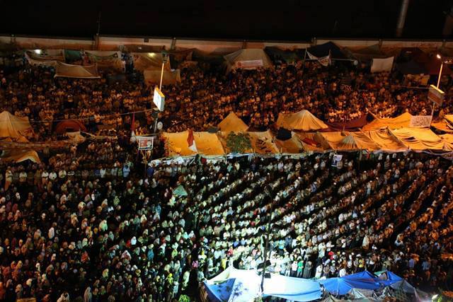 FOTO-FOTO: 1 Juta Massa Pendukung Mursi Shalat Tarawih &quot;Medan Kebangkitan&quot;