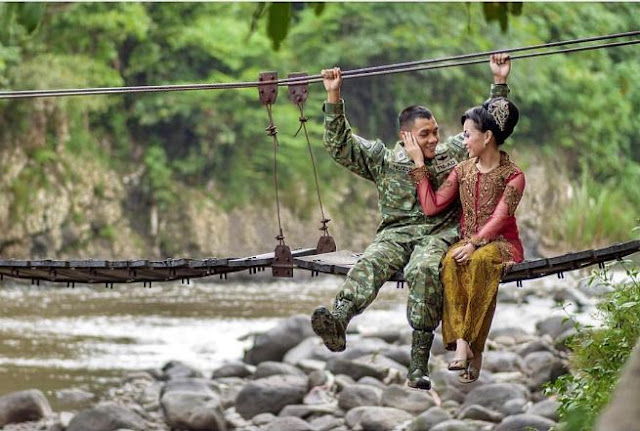 Mesranya 10 foto prewedding ala TNI-Polri, ngalahin pasangan DOTS deh!