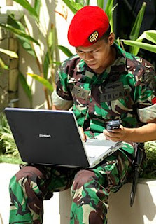 Mengapa Baret TNI dipakai Miring?