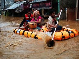 10 Aktifitas Yang Bikin Happy Saat Banjir Melanda Bray!