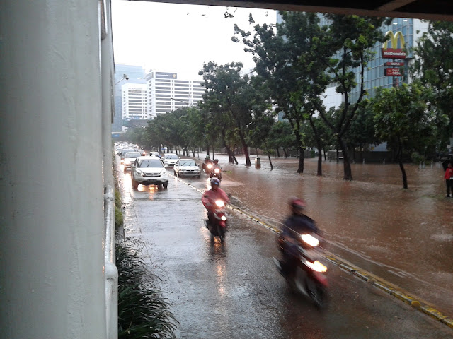 Foto-foto Banjir di Jalan Sudirman Jakarta Pusat