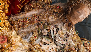 Misteri Tengkorak Bertahtakan Perhiasan di Eropa