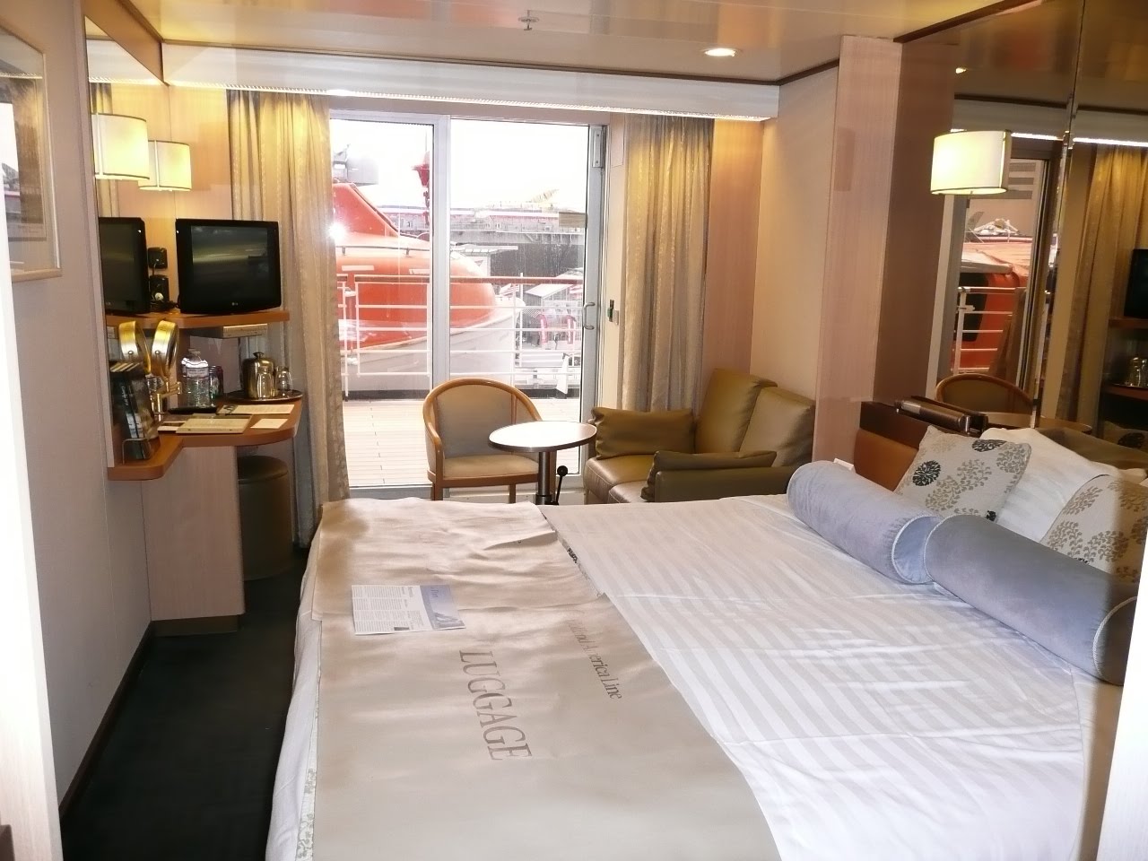 Yuk Jalan-jalan Melihat Kapal Pesiar Holland America Line
