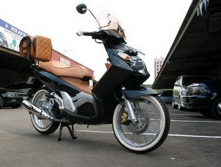 List putih ( white wall ) untuk Ban Motor