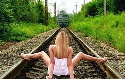 karena-berhenti-di-depan-palang-perlintasan-kereta-api-sudah-terlalu-mainstream