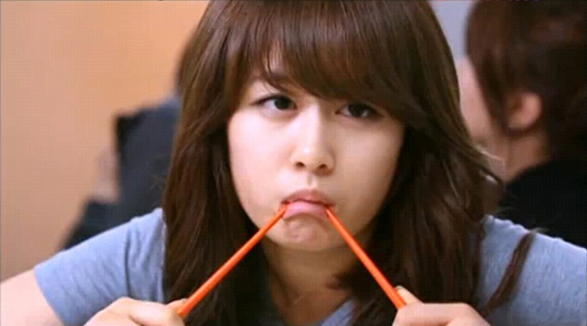 2-cewek-berebut-polling-039siapa-yang-paling-cantik039-super-bening