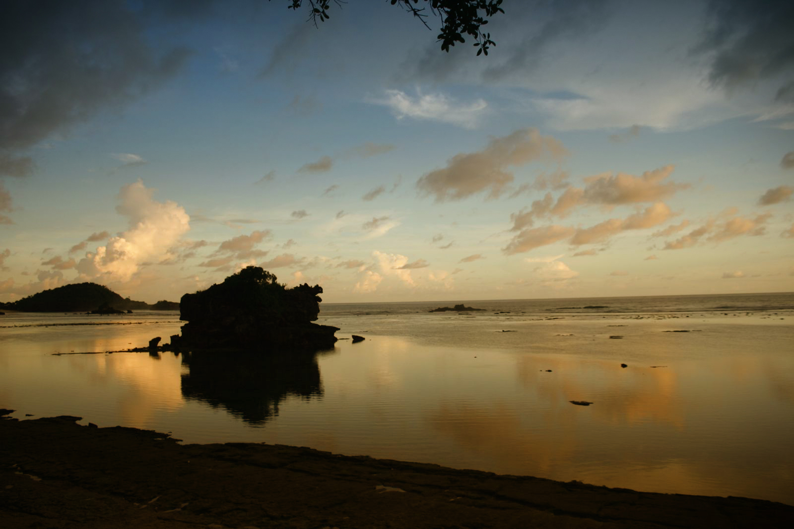 &#91;Travelista&#93; Eksotisme Pantai Balekambang - Jawa punya &quot;Tanah Lot&quot;