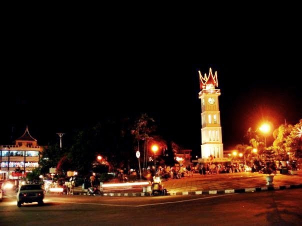 PICS Landmark suatu kota di Indonesia pada malam hari