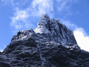 Piramida Cartensz : Gunung Tropis Bersalju Abadi